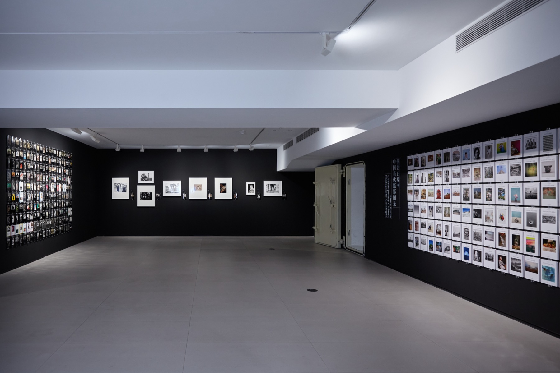 摄影：黑皮书与白皮书的对话展览现场